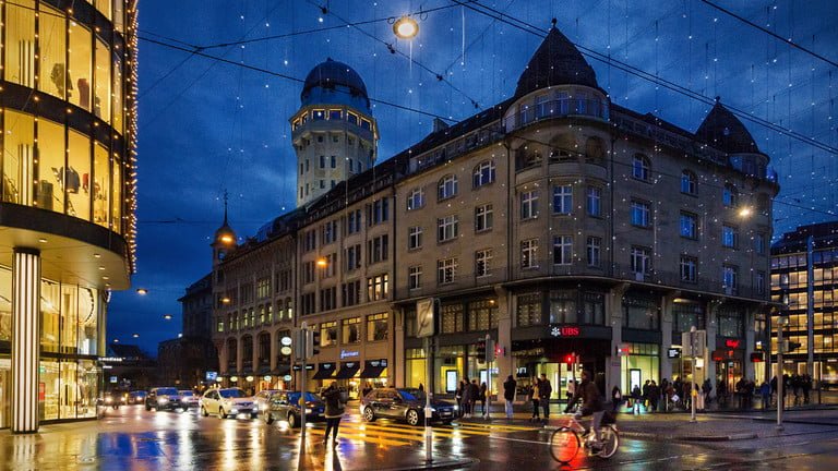 Vụ Credit Suisse khiến danh tiếng trung tâm tài chính toàn cầu của Thụy Sĩ sụp đổ
