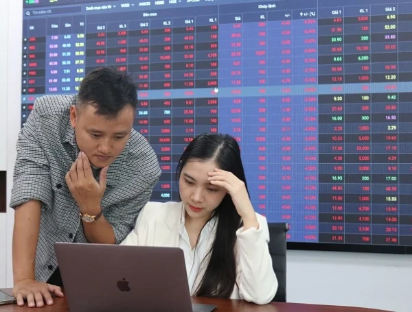 Cổ phiếu ngân hàng suy yếu hàng loạt, VN-Index xuống dưới mốc 1.270 điểm